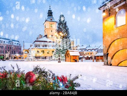 Weihnachtsmarkt und Dekorationen Baum im Zentrum von Brasov Stadt, Siebenbürgen, Rumänien Stockfoto