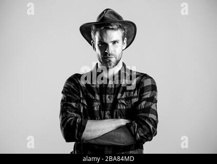 Beispiel wahrer Männlichkeit. Cowboy Hut tragen. American Cowboy. Westliche leben. Mann unrasiert Cowboy beigen Hintergrund. Unrasierten Kerl in Cowboyhut. Schöne bärtige Macho. Schönheit Standard. Stockfoto