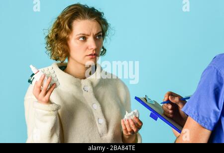 Krankengeschichte. Arzt teilt Frau mit. Laufende Nase. Diagnosekonzept. Bitten Sie um Beschwerden. Medizinische Behandlung. Symptome einer Virusinfektion. Medizinische Hilfe. Tests und Bestrahlung verschreiben. Kranker Patient. Stockfoto
