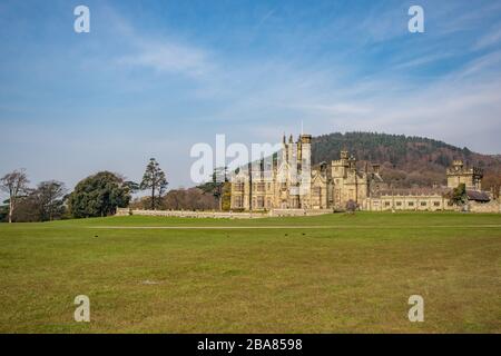 Margam, Neath Port Talbot Wales Großbritannien 6. April 2019 Marsam Country Park, The 19th Century Tudor Gothic Mansion and Front Lawn Stockfoto