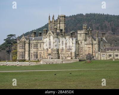 Margam, Neath Port Talbot Wales Großbritannien 6. April 2019 Marsam Country Park, das im 19. Jahrhundert erbaute Tudor Gothic Mansion Elevation Detail Stockfoto