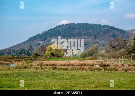 Margam, Neath Port Talbot Wales Großbritannien 6. April 2019 Marsam Country Park, das Tudor Gothic Mansion and Grounds aus dem 19. Jahrhundert Stockfoto