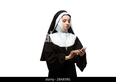 Ernster Nonne mit Smartphone isoliert auf Weiß Stockfoto