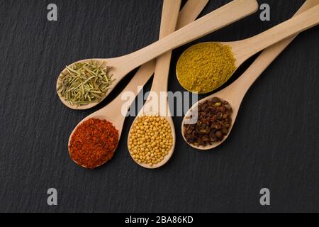 Gewürze auf schwarzem Schiefergrund. Makroaufnahme Stockfoto