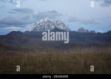 Schneebedeckter Gipfel des Berges Yala, im Grasland von Tagong, Kangding, in der Autonomen Präfektur Garzê, Sichuan, China Stockfoto