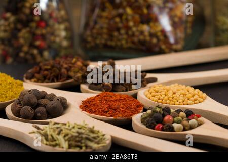 Gewürzvielfalt auf Küchentisch. Spice still Life Konzept Stockfoto