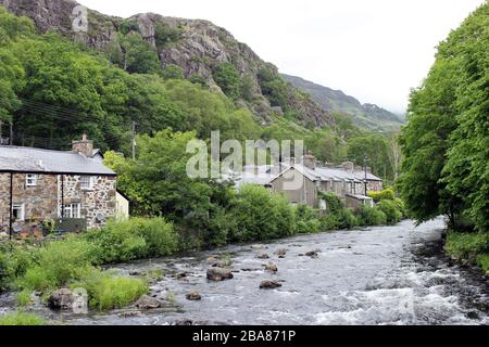 Der Fluss Colwyn Fließt Durch Das Dorf Beddgelert, Snowdonia National Park, Wales Stockfoto