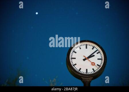 26. März 2020, Nordrhein-Westfalen, Düsseldorf: Das Kunstwerk "Zeitfeld" von Klaus Rinke im Volksgarten. Die Uhren zeigen kurz nach zwei Uhr in der Nacht. Am 29.03. Sind die Uhren auf Sommerzeit eingestellt. Foto: Fabian Strauch / dpa Stockfoto