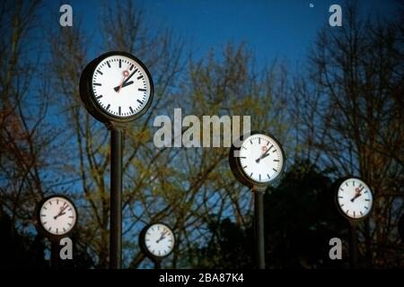 26. März 2020, Nordrhein-Westfalen, Düsseldorf: Das Kunstwerk "Zeitfeld" von Klaus Rinke im Volksgarten. Die Uhren zeigen kurz nach zwei Uhr in der Nacht. Am 29.03. Sind die Uhren auf Sommerzeit eingestellt. Foto: Fabian Strauch / dpa Stockfoto