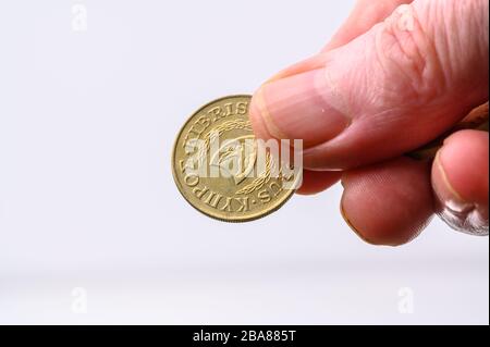Zypern zehn Münzen Krone Seite in menschlicher Hand für Zahlung auf weißem Hintergrund mit Kopierraum Stockfoto
