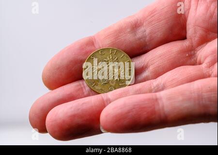 Österreichische Schilling-Münze Rückseite in menschlicher Hand für Zahlung auf weißem Hintergrund mit Kopierraum Stockfoto