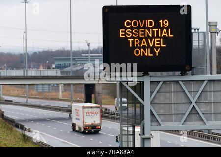 Glasgow, Schottland, Großbritannien. März 2020.Variable Meldung auf der Autobahn M8 in Glasgow weist die Fahrer an, dass während der Covid-19-Sperrung in Großbritannien nur die notwendigen Reisen erlaubt sind. Iain Masterton/Alamy Live News Stockfoto