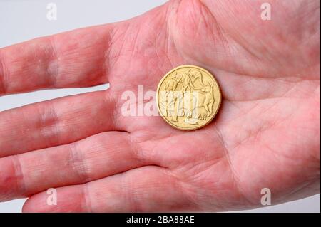 Australische Dollar-Münze Rückseite in Handfläche für Zahlung auf weißem Hintergrund mit Kopierraum Stockfoto
