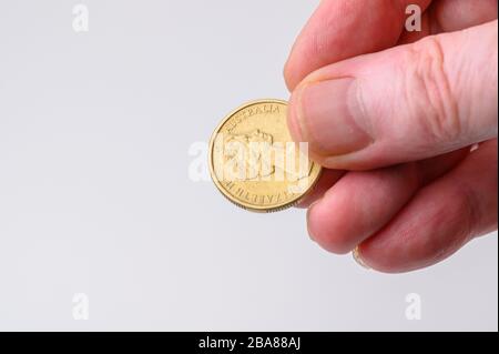 Australische Dollar-Münze Krone Seite in menschlicher Hand für Zahlung auf weißem Hintergrund mit Kopierraum Stockfoto