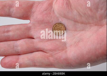 altrussische eine Kopek-Münze isoliert in der Hand Rückseite Stockfoto
