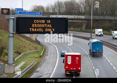 Glasgow, Schottland, Großbritannien. März 2020.Variable Meldung auf der Autobahn M8 in Glasgow weist die Fahrer an, dass während der Covid-19-Sperrung in Großbritannien nur die notwendigen Reisen erlaubt sind. Iain Masterton/Alamy Live News Stockfoto