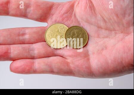 zypernzypriotische 20- und 10-Cent-Münzen verändern sich in der Hand vom Einkaufen Stockfoto