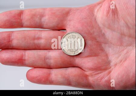 Spanische Silbermünzen mit fünf Peseta-Münzen wechseln sich in der Hand vom Einkaufen Stockfoto