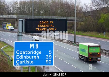 Glasgow, Schottland, Großbritannien. März 2020.Variable Meldung auf der Autobahn M8 in Glasgow weist die Fahrer an, dass während der Covid-19-Sperrung in Großbritannien nur die notwendigen Reisen erlaubt sind. Iain Masterton/Alamy Live News Stockfoto