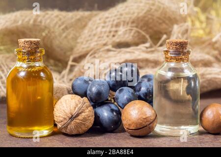 Kosmetisches und medizinisches Macadamienöl, auf braunem Grund, Nahaufnahme: Öl für Frauen, Kosmetologie, Behandlung. Natürliche Seren. Stockfoto