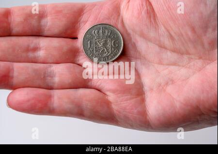 Niederlande, holländischer Gulden in der Hand, Wechsel vom Einkaufen Stockfoto