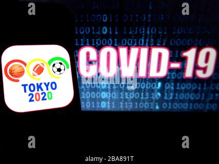 Kolkata, Indien. März 2020. Ein Tokioter Olympia-Logo, das auf einem Smartphone mit einem Computermodell des COVID-19-Coronavirus im Hintergrund angezeigt wird. Credit: Avishek das/SOPA images/ZUMA wire/Alamy Live News Stockfoto