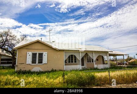 Aufgegeben, Eine Ebene Zu Hause Mit Gitter Und Blenden Stockfoto