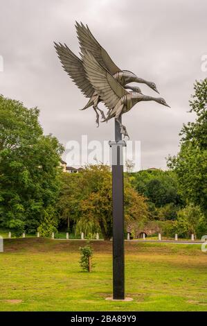 Ross on Wye Herefordshire England 15. September 2019 Swan Sculpture Set by the River Wye von Walenty Pytel. Artist Stockfoto