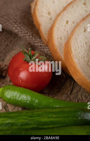 Tomaten-, Chilischoten- und Brotscheiben. Stockfoto