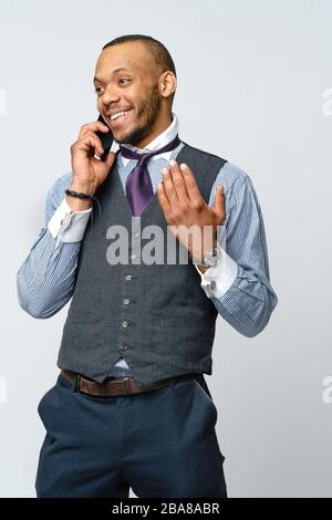 Professioneller afroamerikanischer Geschäftsleute, der auf dem Handy spricht Stockfoto