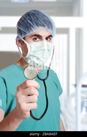 Der männliche Arzt trägt im Krankenhaus eine Gesichtsmaske Stockfoto