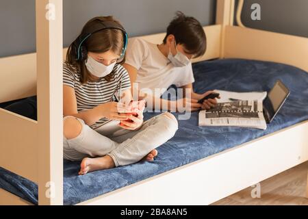 Schokolade in verschiedenen Farben und farbigen Füllungen mit Stücken von Nüssen ist auf einem braunen Hintergrund gestapelt. Vorderansicht Stockfoto