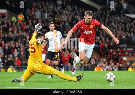 Michael Carrick von Manchester United geht um Galatasary-Torhüter Nestor Fernando Muslera und erzielt ihr erstes Tor des Spiels Stockfoto