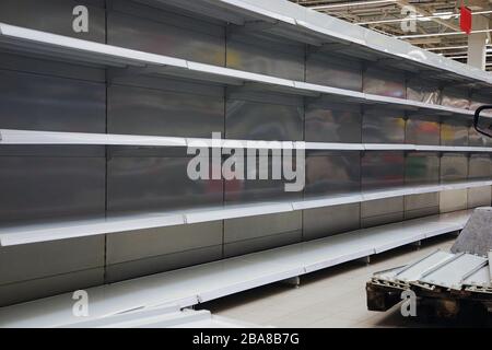 Leere Regale im großen grosery Store Stockfoto