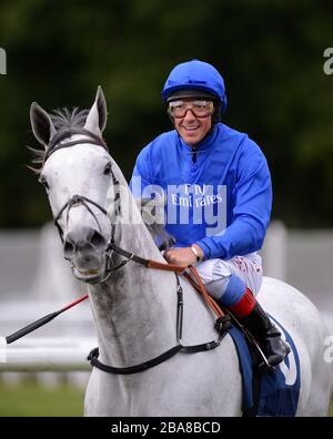 Schal, der von Frankie Dettori geritten wurde, gewinnt den Dubai Duty Free Cup Stockfoto