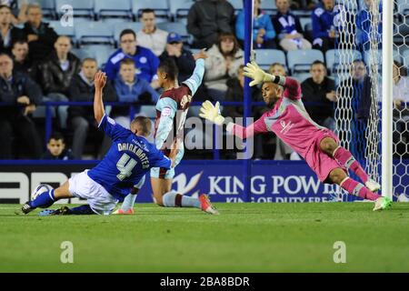 Der aus Leicester City gedrehte Danny Trinkwater feuert in einem Schuss gegen Burnley-Torhüter Lee Grant Stockfoto