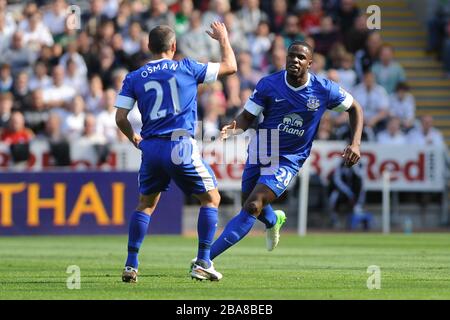 Evertons Victor Anichebe (rechts) feiert sein Ziel mit Leon Osman (links) Stockfoto