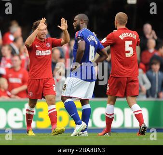 Lawrie Wilson (links) von Charlton Athletic feiert mit Michael Morrison nach dem Schlusspfiff, als Nathan Ellington (Mitte) von Ipswich Town niedergeschlagen steht. Stockfoto