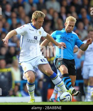 Luciano Becchio (links) von Leeds United und Simon Gillett von Nottingham Forest in Aktion Stockfoto