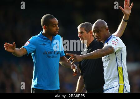 El-Hadji Diouf von Leeds United und Schiedsrichter Andy D'Urso (Mitte) während des Spiels gegen Nottingham Forest mit Dexter Blackstock von Nottingham Forest Stockfoto