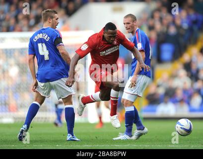 Ricardo Fuller von Charlton Athletic überspringt die Herausforderung von Luke Chambers (links) von Ipswich Town und Andy Drury (rechts). Stockfoto