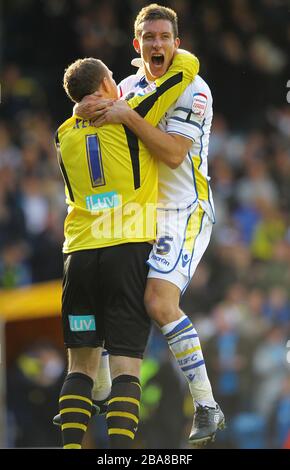 Leeds Uniteds Keeper Paddy Kenny (links) und Teamkollege Jason Pearce feiern am Ende des Spiels gegen Nottingham Forest Stockfoto