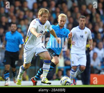 Leeds Uniteds Torjäger Luciano Becchio (links) und der Simon Gillett von Nottingham Forest im Einsatz Stockfoto