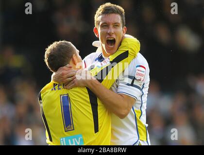 Leeds Uniteds Keeper Paddy Kenny (links) und Teamkollege Jason Pearce feiern am Ende des Spiels gegen Nottingham Forest Stockfoto