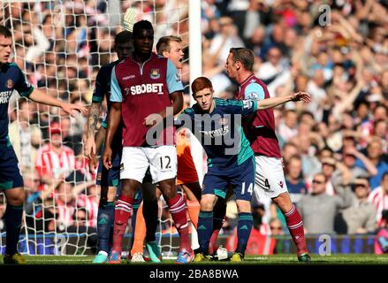 Sunderlands Torhüter Simon Mingolet hat Worte mit Kevin Nolan von West Ham United Stockfoto