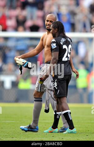Wigan Athletisches Torhüter Ali Al Habsi (links) spricht mit Fulhams Hugo Rodallega (rechts) Stockfoto