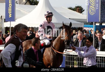 Kapitän Ramius wurde von Jockey Pat Smullen geritten, der von Trainer Kevin Ryan nach dem Sieg im William Hill Ayr Cold Cup flankiert wurde Stockfoto