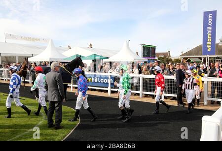 Jockeys kommen vor dem William Hill Ayr Gold Cup in den Paradering Stockfoto