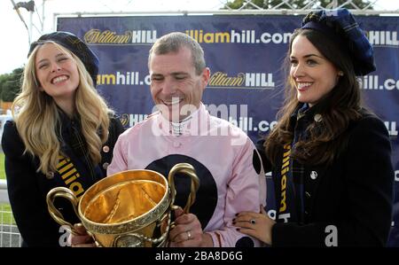 Jockey Pat Smullen feiert mit der Trophäe, nachdem Kapitän Ramius den William Hill Ayr Cold Cup gewonnen hat Stockfoto