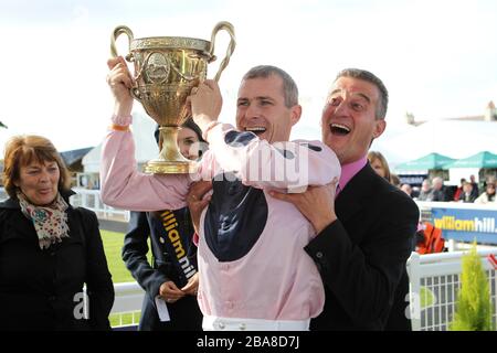 Jockey Pat Smullen (links) feiert mit der Trophäe und Trainer Kevin Ryan, nachdem Kapitän Ramius den William Hill Ayr Cold Cup gewonnen hat Stockfoto